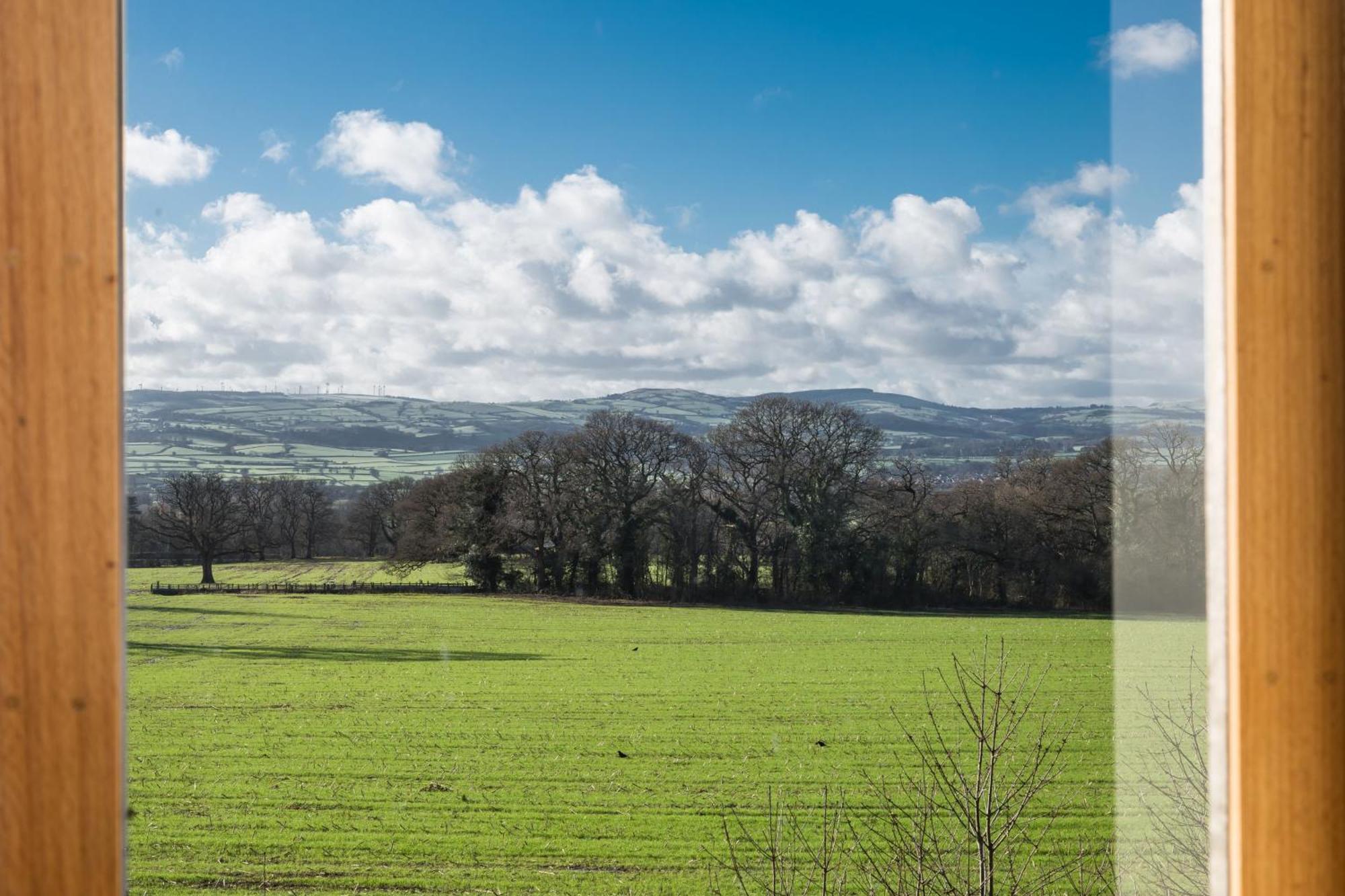 The Barn At Plas Ashpool Sleeps 8 Llandyrnog エクステリア 写真